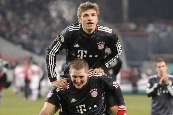 Thomas Müller (nahoře) a Sebastian Schweinsteiger z Bayernu Mnichov.