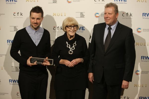   Producent snímku Pouta Vratislav Šlajer (vlevo) převzal ocenění pro nejlepší film.