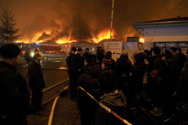 Hasiči zasahovali u požáru v Brně celou noc. Hasiči zasahovali u požáru v Brně celou noc.