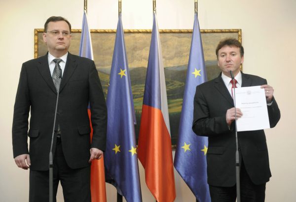 Premiér Petr Nečas s prezidentem České lékařské komory Milanem Kubkem.