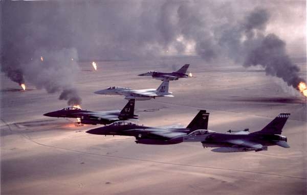 Americké letouny F-16 nad hořícími ropnými poli Kuvajtu.