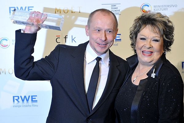 Jiřina Bohdalová předává cenu Ondřeji Malému.