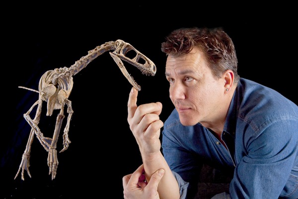 Paleontolog Paul Sereno drbe Eodromaea na bradě.