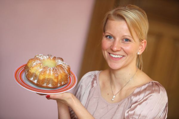 Iveta Fabešová s bábovkou, jak ji pekla její babička.