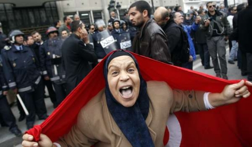 Demonstrantka křičí hesla proti prezidentovi. Demonstrantka křičí hesla proti prezidentovi.