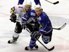 Plzeňský Nick Johnson (v modrém) s Tomášek Klímou.