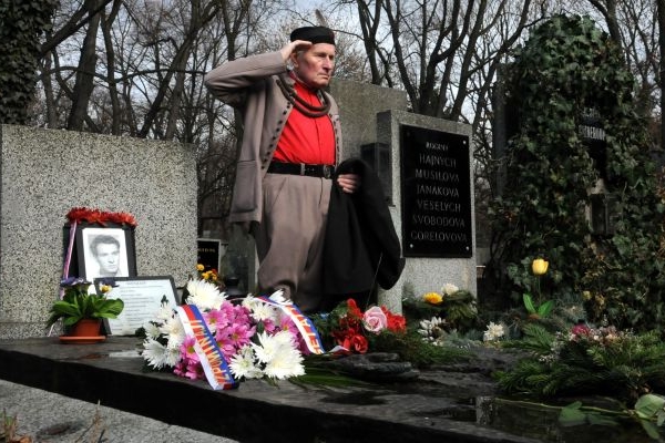 Lidé přišli uctít památku Jana Palacha dvaačtyřicet let po jeho smrti.