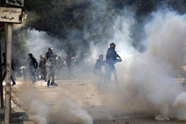 Demonstranti házejí kameny na příslušníky policie. Demonstranti házejí kameny na příslušníky policie.