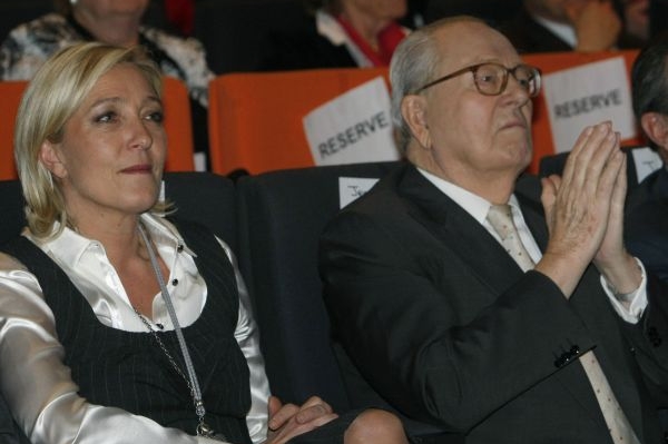 Le Penová převzdala místo místo po svém dvaaosmdesátiletém otci a zakladateli strany.