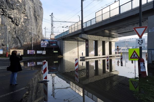 Rozvodněná řeka Labe zaplavila komunikaci Předmostí spojující centrum Ústí nad Labem s městskou částí Krásné Březno.