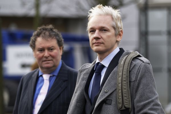 Zakladatel WikiLeaks Julian Assange (vpravo) se svým právníkem Markem Stephensem. Zakladatel WikiLeaks Julian Assange (vpravo) se svým právníkem Markem Stephensem.