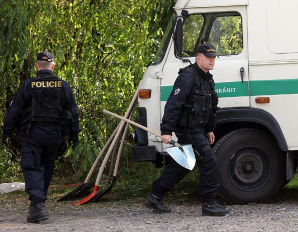Policisté po Aničce stále neúspěšně pátrají. Policisté po Aničce stále neúspěšně pátrají.