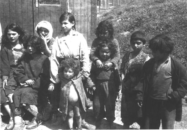 Romští kočovníci v Ostravě v roce 1951.