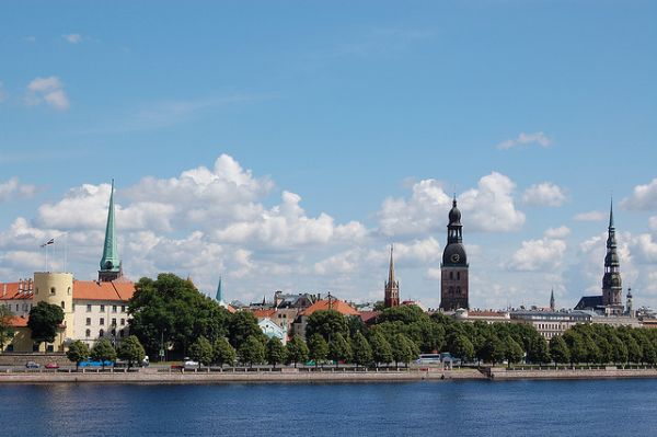 Lužkov svou žádost o pobyt podpořil argumentem, že do rižské banky Rietumu vložil částku 200 tisíc latů (6,8 milionu korun) a v zemi vlastní nemovitost. Tím formálně splňuje zákonné předpoklady pro získání trvalého pobytu. Lužkov svou žádost o pobyt podpořil argumentem, že do rižské banky Rietumu vložil částku 200 tisíc latů (6,8 milionu korun) a v zemi vlastní nemovitost. Tím formálně splňuje zákonné předpoklady pro získání trvalého pobytu.