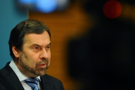 S komisí pro výběr nového šéfa policie přišel ministr vnitra Radek John.