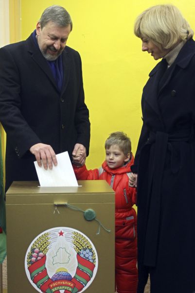 Rodinka ještě pohromadě. Otec byl jedním z opozičních kandidátů v prosincových prezidentských volbách. Maminka je dopisovatelkou ruských novin Novaja gazeta.