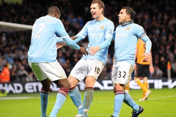Edin Džeko (uprostřed) oslavuje jednu ze čtyř branek Manchesteru City.