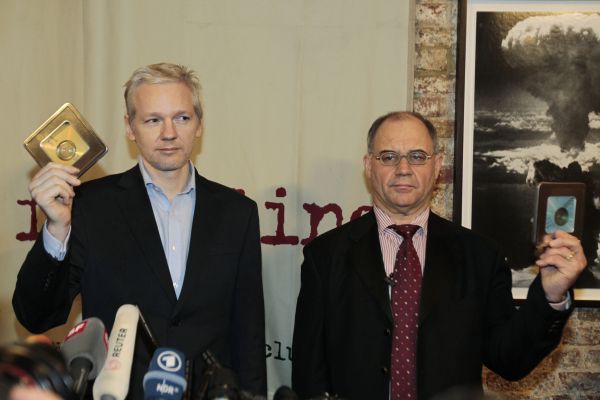 Bývalý švýcarský bankéř Rudolf Elmer dnes v Londýně předal serveru WikiLeaks data, která podle něho dokumentují, že na dva tisíce obchodníků, politiků a korporací se vyhýbalo placení daní přes konta v daňových rájích. Dva disky s daty převzal od Elmera spoluzakladatel WikiLeaks Julian Assange, podle něhož by informace mohly být zveřejněny už za dva týdny. Bývalý švýcarský bankéř Rudolf Elmer dnes v Londýně předal serveru WikiLeaks data, která podle něho dokumentují, že na dva tisíce obchodníků, politiků a korporací se vyhýbalo placení daní přes konta v daňových rájích. Dva disky s daty převzal od Elmera spoluzakladatel WikiLeaks Julian Assange, podle něhož by informace mohly být zveřejněny už za dva týdny.