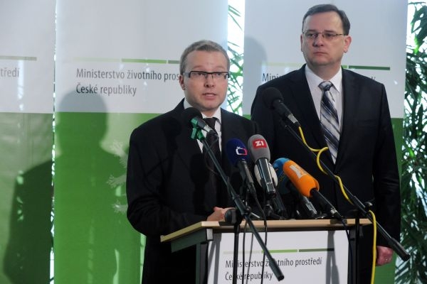 Nový ministr životního prostředí Tomáš Chalupa při uvedení do funkce premiérem Petrem Nečasem. Nový ministr životního prostředí Tomáš Chalupa při uvedení do funkce premiérem Petrem Nečasem.