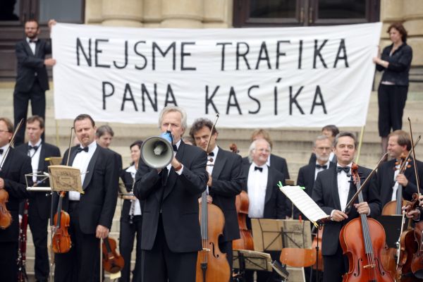 Čeští filharmonici v červnu protestovali proti řediteli Kasíkovi. 