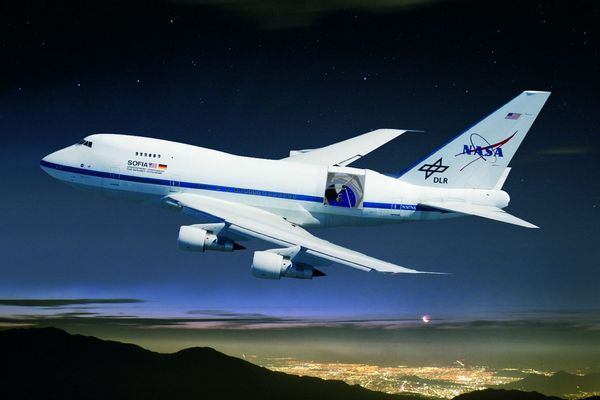 SOFIA pracuje na palubě letadla Boeing letícího ve stratosféře.