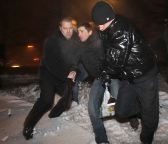 Zatýkání příslušníků opozice před vězením, kde jsou zavření lidé zatčení na demostraci po nedávných volbách.