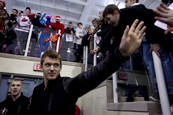 Sean Couturier, jedna z možných jedniček letošního draftu NHL, je už v zámoří hokejovou celebritou. Sean Couturier, jedna z možných jedniček letošního draftu NHL, je už v zámoří hokejovou celebritou.