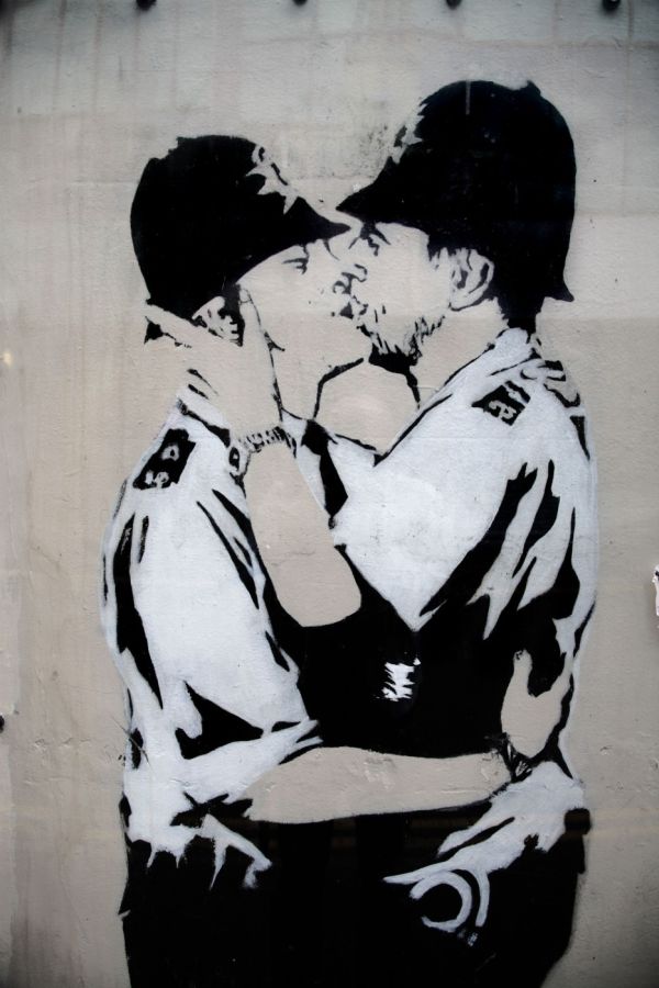 Banksy rád provokuje: na snímku je jeho slavné graffiti v anglickém Brightonu.