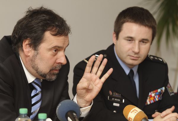 Radek John a zastupující policejní prezident Jiří Novák.