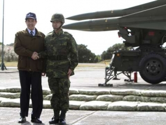 Tchajwanský prezident pózuje před raketami.