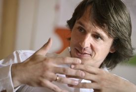 Edvard Kožušník, Kaderkův oponent. 
