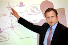 Koordinátor projektu epSOS Švéd Fredrik Lindén ukazuje, jak se mají převádět mezi jednotlivými zeměmi jazykové mutace.