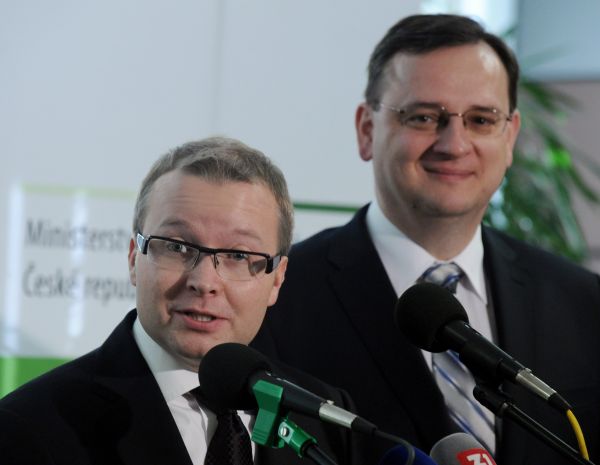 Nový ministr Tomáš Chalupa při svém jmenování do funkce Petrem Nečasem.