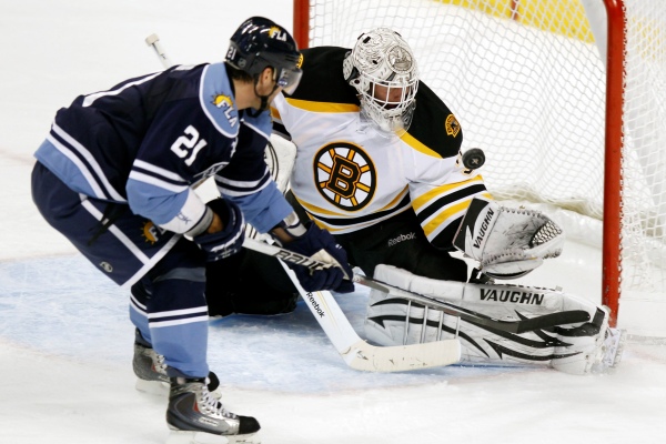 Tim Thomas, brankářská opora Bostonu Bruins.