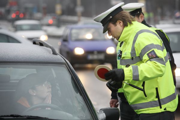 Při silniční kontrole nalezli policisté v úředníkově autě nelegální zbraň (ilustrační foto).