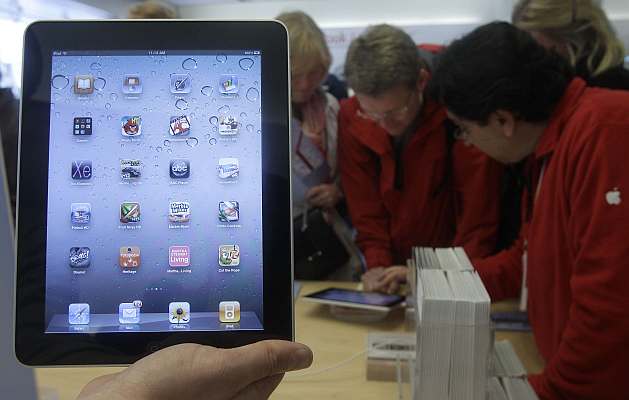 Zájem o iPady pomohl technologické ikoně Apple k rekordním tržbám.