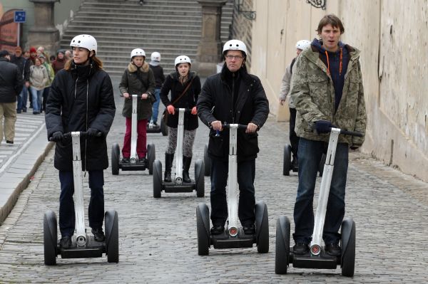 Segway má motor, ale chybí světla a blinkry.