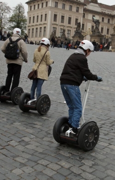 Česko je jednou ze sedmi evropských zemí, kde se na segwayi smí jezdit.