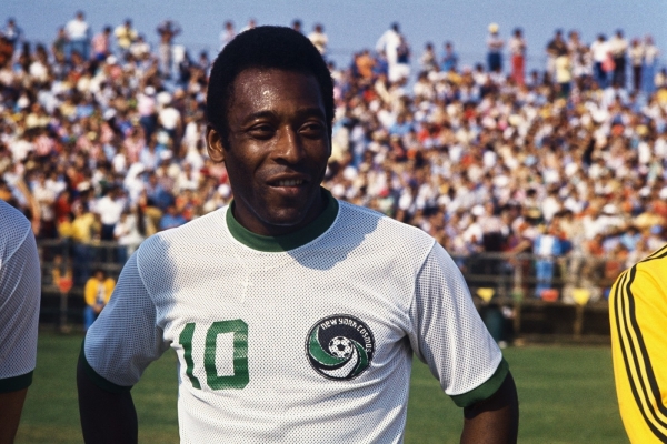 Legendární fotbalista Pelé v dresu legendárního klubu New York Cosmos.