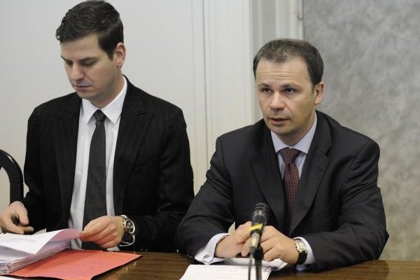 Jacek Spyra (vlevo) u soudu. Jacek Spyra (vlevo) u soudu.