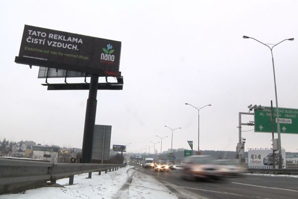 Tento billboard je natřený speciálním nátěrem, který ničí škodlivé látky.