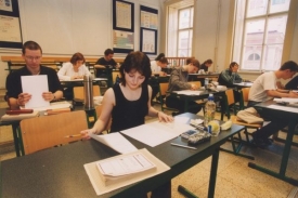 Zdá se, že studenti středních škol letos poprvé odmaturují státně (ilustrační foto). 