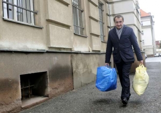 Miliony v pytlích? Danylyšyn opouští pankráckou vazební věznici.