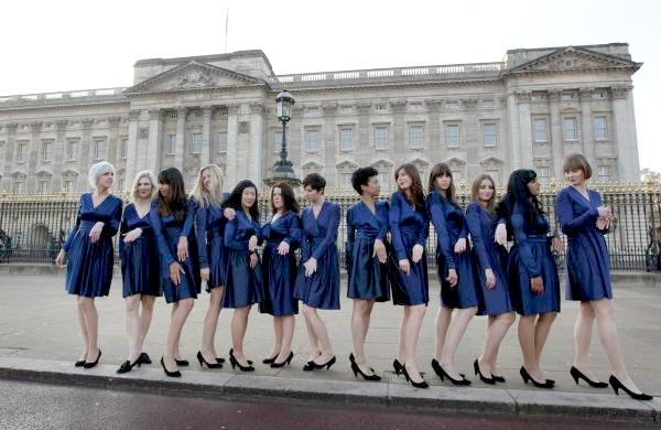 Britské studentky se z recese převlékly za princovu snoubenku. Britské studentky se z recese převlékly za princovu snoubenku.