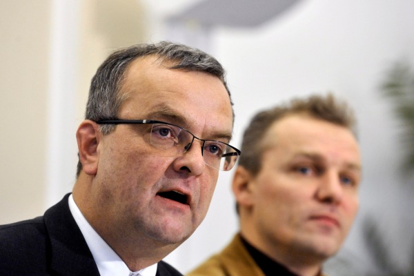 Ministr financí Miroslav Kalousek (vlevo).