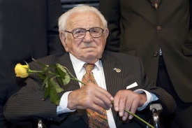 Sir Nicolas Winton na premiéře Nickyho rodiny.
