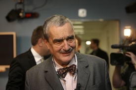 Ministr zahraničí Karel Schwarzenberg šetří, ale některé investice jsou nutné.