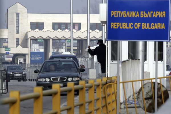 Zatčení údajně vymáhali od cestujících úplatky v eurech, někteří akceptovali i dolary. Pokud cestující nechtěli platit, "prohlédli" policisté jejich auta a sebrali ze zavazadel převážené cigarety nebo alkohol.