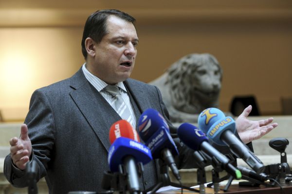 Poslanec a bývalý předseda ČSSD Jiří Paroubek. Poslanec a bývalý předseda ČSSD Jiří Paroubek.