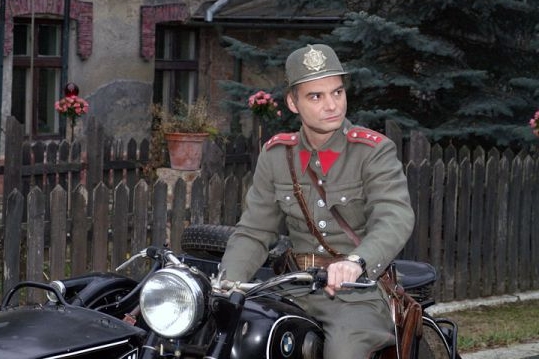 Četnické humoresky vládnou pondělnímu večeru.